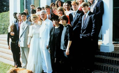 Jane Fonda, con Ted Turner y su familia, el día de su boda en 1991.