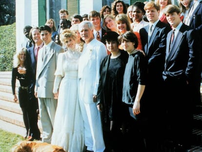 Jane Fonda, con Ted Turner y su familia, el día de su boda en 1991.