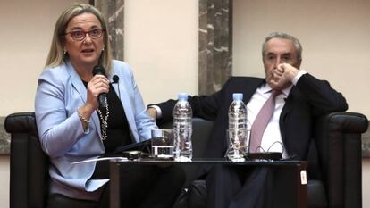 La secretaria de Estado de Econom&iacute;a y Apoyo a la Empresa, Irene Garrido, y el presidente de la Comisi&oacute;n Nacional de los Mercados y la Competencia (CNMC) Jos&eacute; Mar&iacute;a Mar&iacute;n, inauguran la Jornada anual de Competencia 2017 el pasado martes.