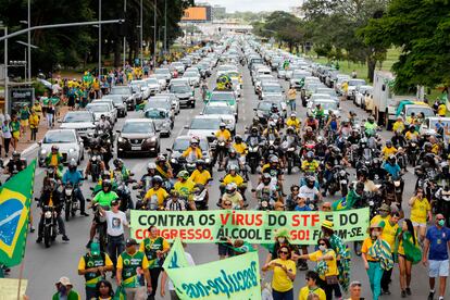 Segundo os organizadores, 2.500 carros e 8.000 pessoas a pé participaram do protesto contra o Legislativo e o Judiciário em Brasília. Na imagem, os manifestantes neste domingo.