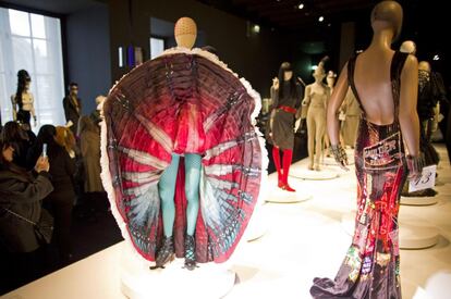 Una exhibición en forma de desfile. Maniquís con algunas de las creaciones de Gaultier en la muestra que se va a inaugurar el día 1 de abril en el Grand Palais.