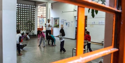 Crianças na aula de artes, no pátio interno da escola