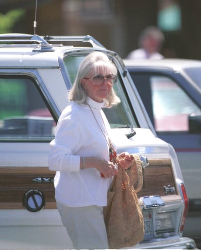 La leyenda Doris Day caminando hacia su automóvil en su 65 cumpleaños el 5 de abril de 2000 en Carmel, CA.