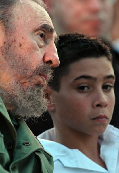 Fidel Castro junto al niño blasero Elián González, ayer en Cárdenas.