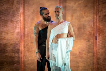 Abraham Arenas y Javier Martín, el martes en un ensayo de 'Jubileo' en el teatro Fígaro de Madrid.