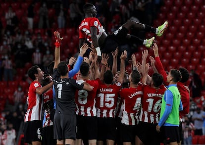 Iñaki Williams, manteado por sus compañeros tras batir el récord de partidos consecutivos en la Liga (203) superando a Juan Antonio Larrañaga