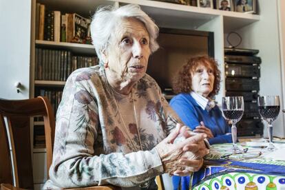 Carmen y María Luisa Martín Puerta, 82 y 87 años, han donado su máquina.