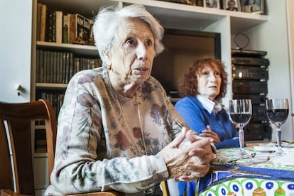 Carmen y María Luisa Martín Puerta, 82 y 87 años, han donado su máquina.