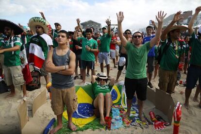 Mexicanos en la playa de Copacabana.