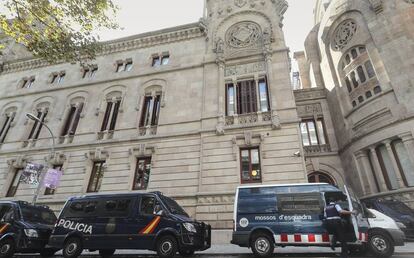 Furgons de la Policia Nacional i els Mossos al TSJC, a l'octubre.