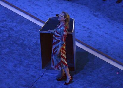 La actriz Meryl Streep mira a la pantalla durante la convención dem´corata que se ha celebrado en Filadelfia (Pensilvania) yq ue ha proclamado a la ex secretaria de Estado Hillary Clinton como candidata demócrata a las elecciones presidenciales.