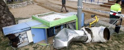 Restos de una cabina telefónica y de una conducción de aire acondicionado junto a la playa del Sardinero.