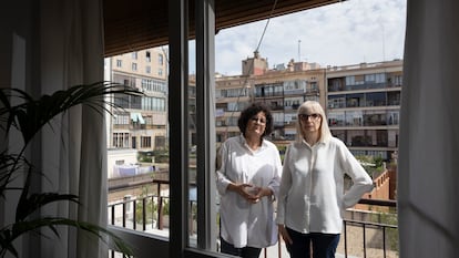 Alba S. y Esther R., vecinas del barrio del Eixample de Barcelona que conviven con pisos turísticos que causan molestias.
