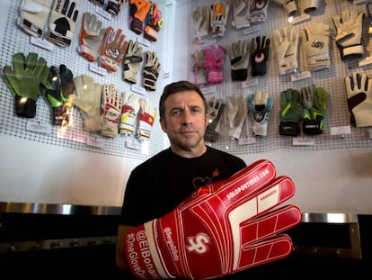 Toni Bonanno en su bar, donde expone 84 pares de guantes de porteros.