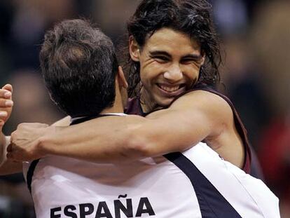 Rafael Nadal se abraza a Jordi Arrese tras su gran victoria sobre Roddick.
