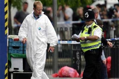 Un forense entra ayer en el metro de Stockwell, después de que un hombre fuera abatido por la policía.