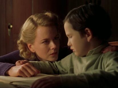 Nicole Kidman y James Bentley, en 'Los otros'.