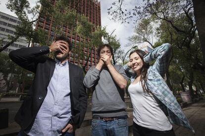 Los periodistas Pablo Ferri (i), José Luis Pardo y Alejandra Sánchez