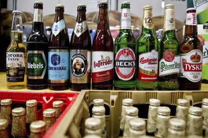 Vista de botellas de cerveza de la compañía belga AB InBev y de la inglesa SABMiller, que juntas han creado la mayor cervecera del mundo. EFE/Archivo