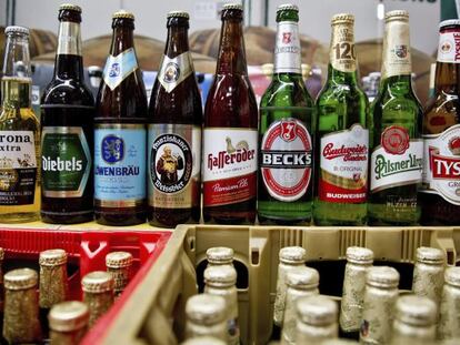 Vista de botellas de cerveza de la compañía belga AB InBev y de la inglesa SABMiller, que juntas han creado la mayor cervecera del mundo. EFE/Archivo