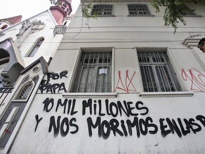 Un grafiti en una iglesia se lee: "10.000 millones por el Papa y nos morimos en las poblaciones".