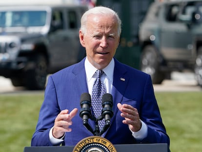El presidente estadounidense, Joe Biden, comparece fuera de la Casa Blanca sobre su plan para acelerar el cambio al coche eléctrico, Washington.