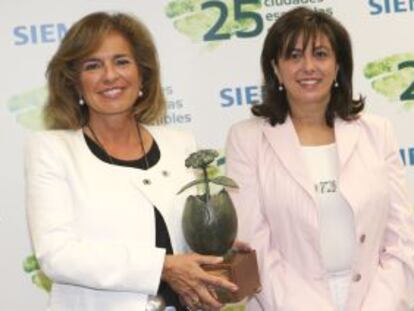 La alcaldesa de Madrid, Ana Botella, recibe el premio de manos de la presidenta de Siemens en España, Rosa García.