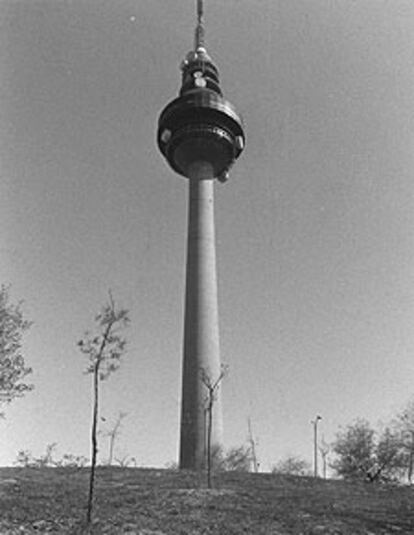 Una imagen del <i>Pirulí</i> de Torrespaña, en Madrid, sede de RTVE.