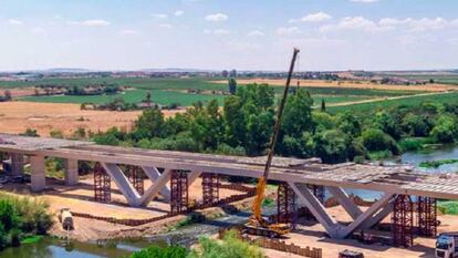 Construcción del puente de la Ronda Sur de Badajoz, una de las obras del grupo Rover en Extremadura.