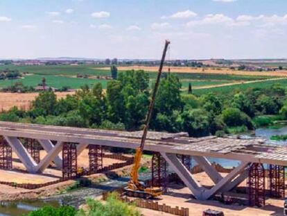 Construcción del puente de la Ronda Sur de Badajoz, una de las obras del grupo Rover en Extremadura.