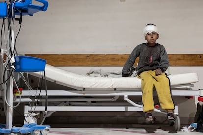 Un niño que resultó herido en un bombardeo del ejército israelí, descansa tras ser atendido en el hospital indonesio en la localidad de Beit Lahia, en el extremo norte de la Franja de Gaza.