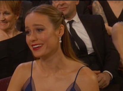 Brie Larson reaccionando, como podía, al monólogo inicial de Chris Rock.