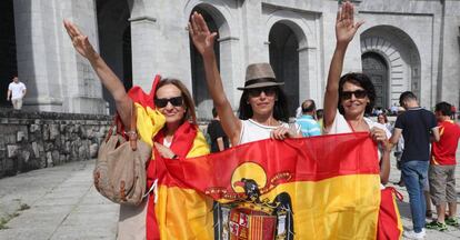 Three Franco supporters protest against the exhumation in July, 2018.