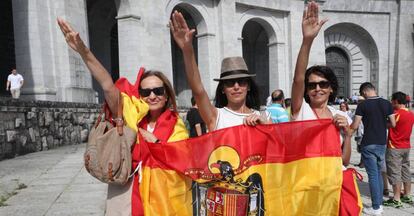 Three Franco supporters protest against the exhumation in July, 2018.