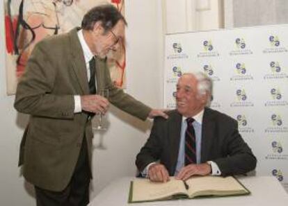 Fotografía facilitada por la Fundación Euroamérica, de su vicepresidente, Emilio Cassinello (i), que saluda al alto comisionado de la Marca España, Carlos Espinosa de los Monteros (d), durante el almuerzo-coloquio organizado hoy por la Fundación Euroamérica y patrocinado por Google. Espinosa ha asegurado que Europa sigue en una situación muy inestable y ha considerado que España continuará en crisis en 2014.