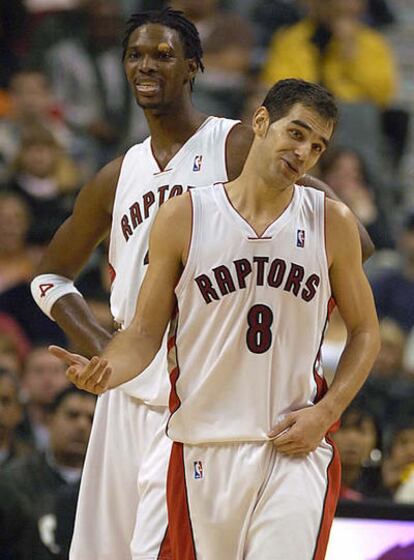 Calderón y su compañero de equipo Chris Bosh celebran el triunfo ante los Bulls