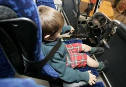 Un niño viaja en un automóvil sentado en su silla con el cinturón de seguridad. EFE/Archivo