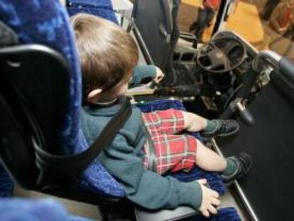 Un niño viaja en un automóvil sentado en su silla con el cinturón de seguridad. EFE/Archivo