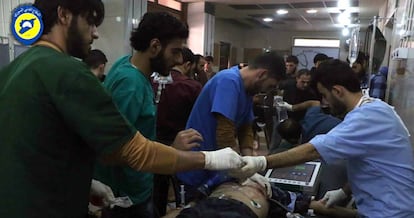 Personal m&eacute;dico atiende a varios heridos en los bombardeos de este domingo en Alepo.