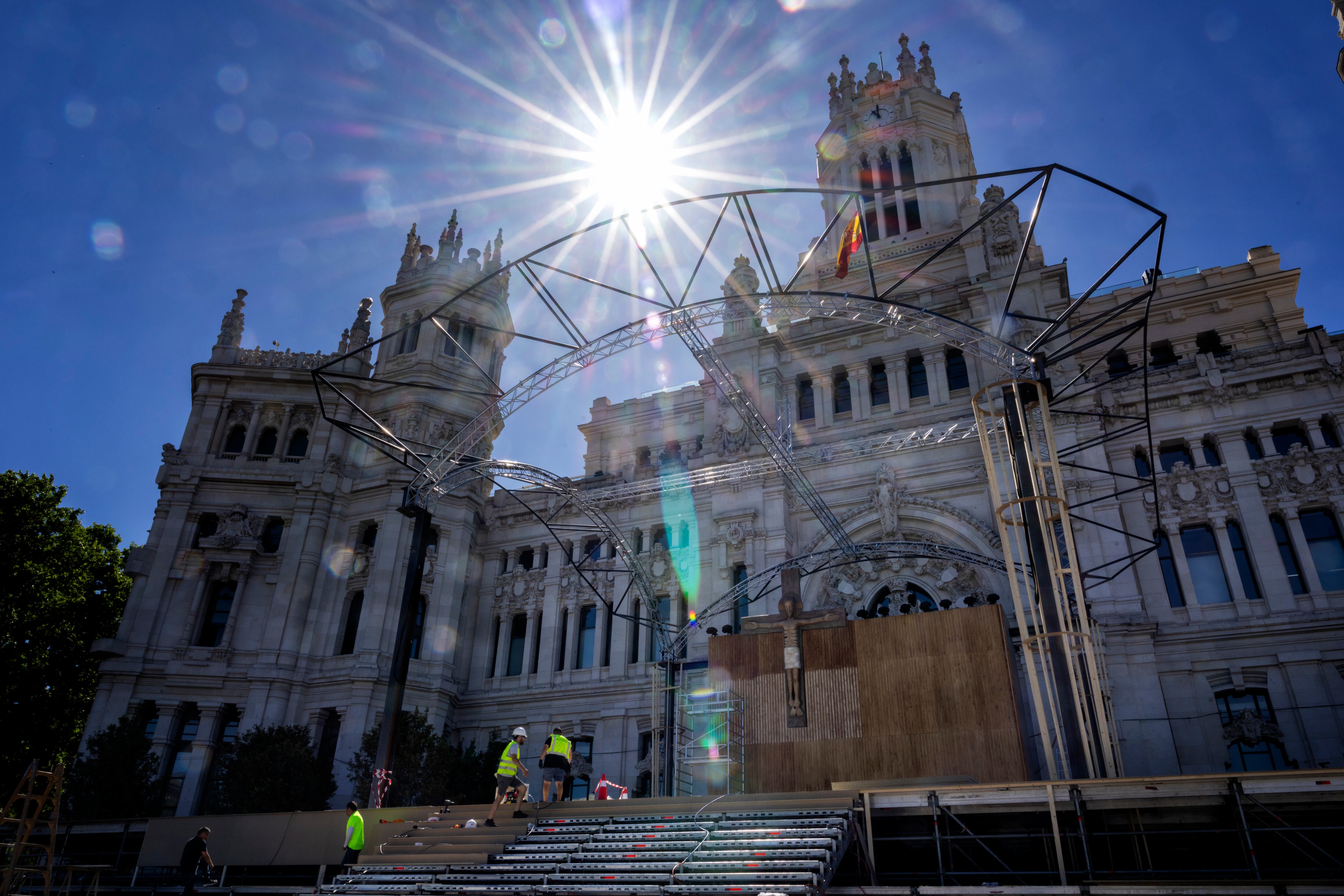 Preparations for the visit of Pope Leo XIV to Madrid. In the image, the Plaza de Cibeles, in Madrid.