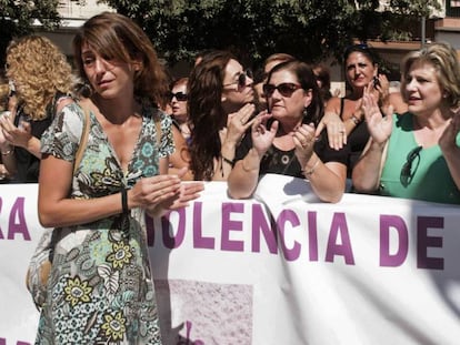 Juana Rivas, en el centro, durante una concentraci&oacute;n el pasado julio.