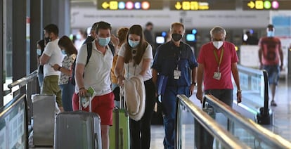 Varios turistas caminan por la terminal 4 del aeropuerto Adolfo Suárez Madrid Barajas, en una fotografía de archivo. 