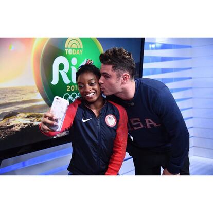 A super ginasta Simone Biles recebeu um beijo do ator Zac Efron.