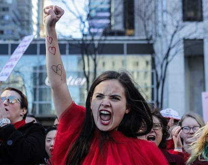El rojo se ha convertido en símbolo del feminismo activista.