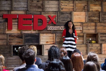 Leticia Taborda en su conferencia TED.