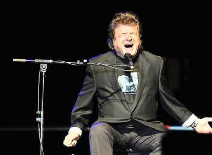 Enrique Morente en un momento de la actuación ayer en el Auditorio de Vallecas.