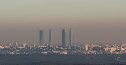 Nube de contaminaci&oacute;n sobre Madrid en una imagen tomada desde Torrelodones.