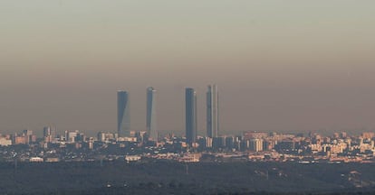 Nube de contaminación sobre Madrid en una imagen tomada desde Torrelodones.