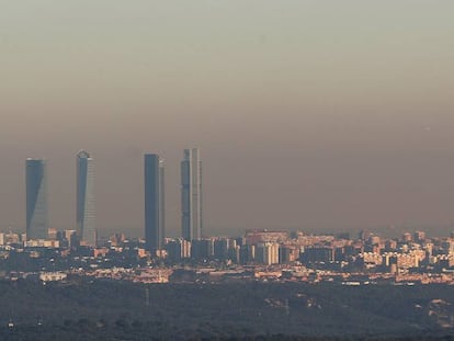 Nube de contaminaci&oacute;n sobre Madrid en una imagen tomada desde Torrelodones.