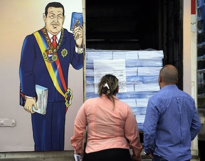 Dos venezolanos en una calle de Caracas.